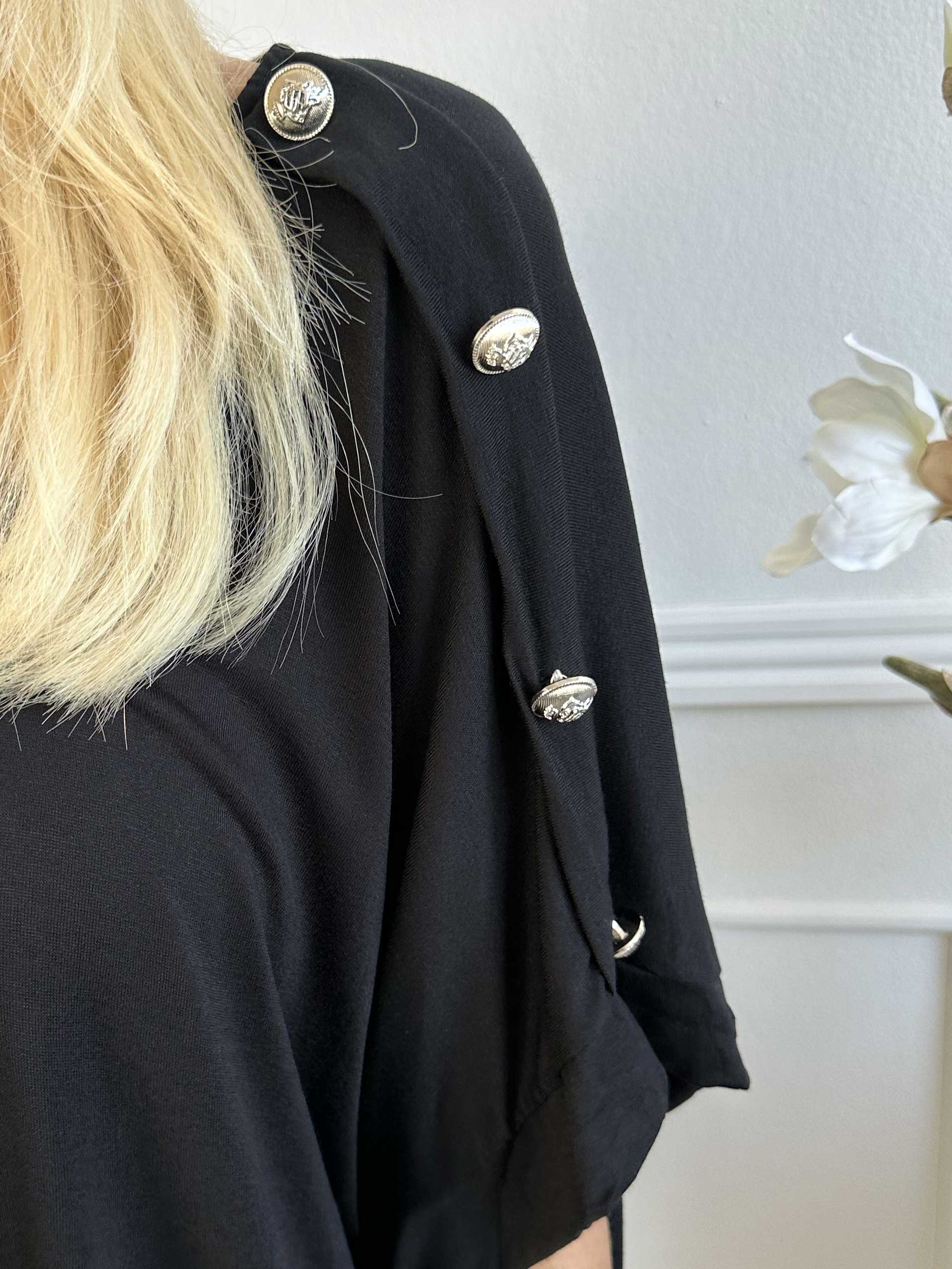 Alli - Söt t-shirtklänning med knappdetalj på axeln